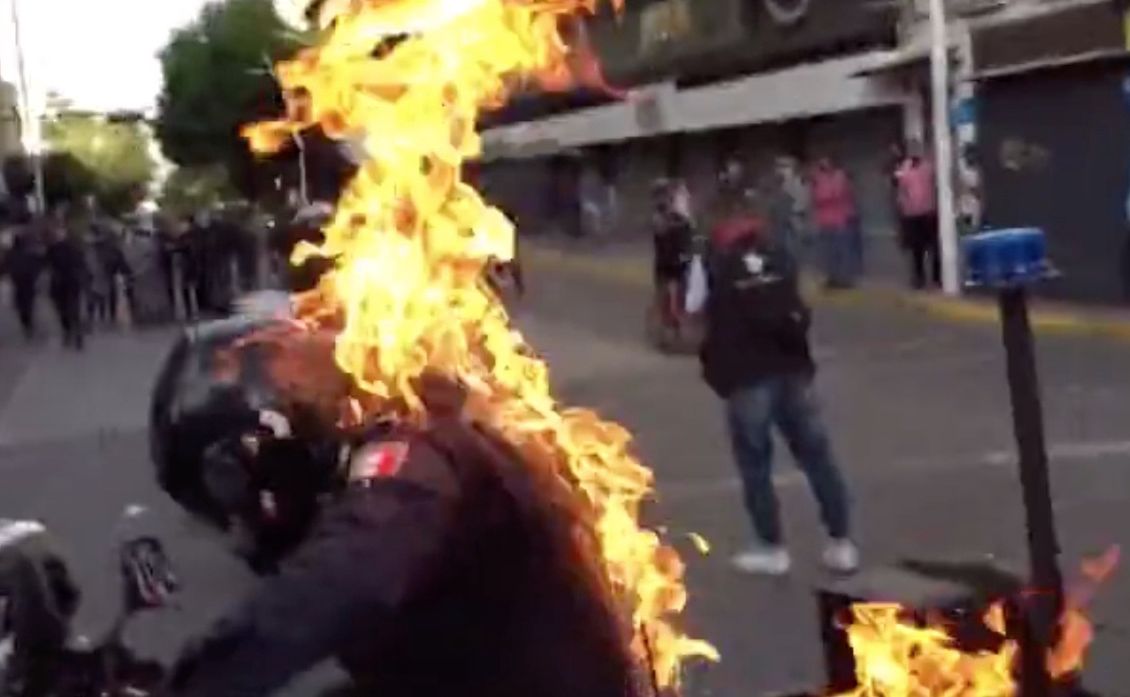 Oblali policjanta benzyną i podpalili. Dantejskie sceny na protestach