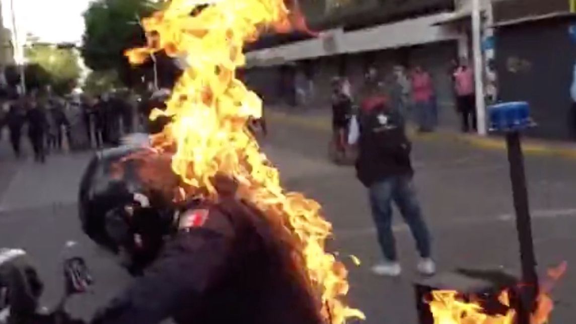 Szokujące sceny w Meksyku. Podpalili policjanta pełniącego służbę