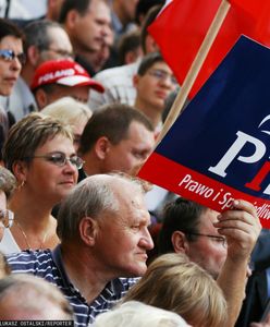 Garnitury, garsonki i balowe suknie Lichockiej. Opisał kulisy imprezy PiS