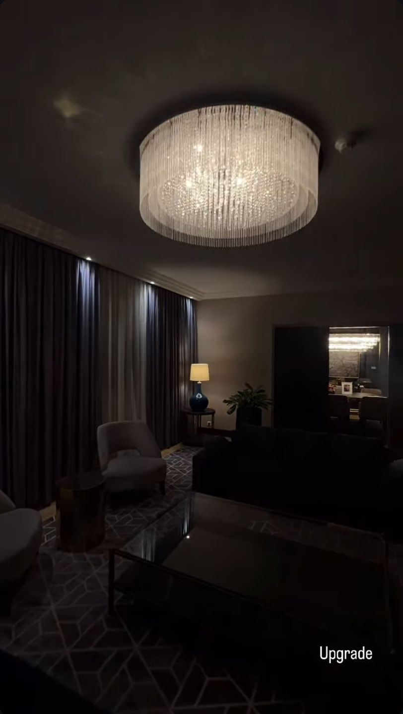 Caroline Derpienski prezentuje wnętrza hotelowego apartamentu 