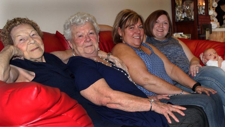 Vera Sommerfeld z wnuczkami i prawnuczkami