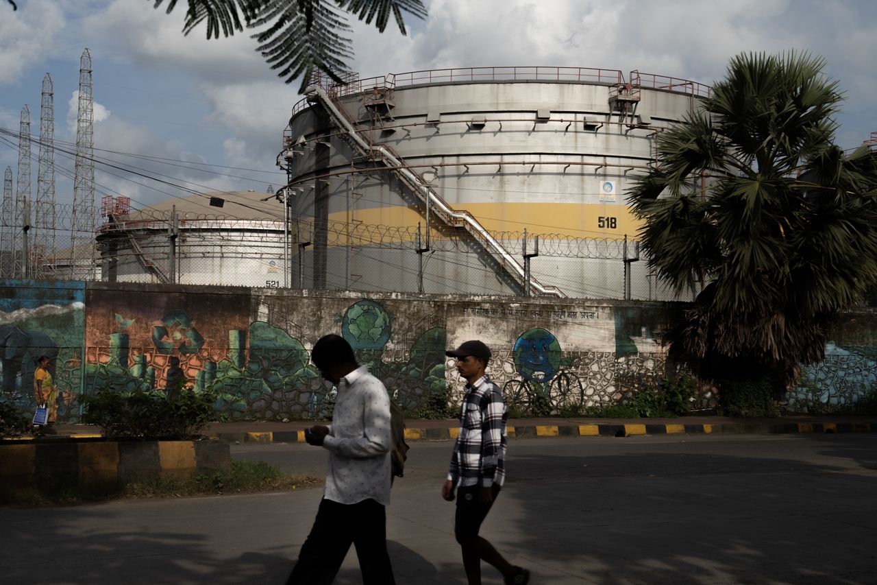 Fala sankcji USA się rozchodzi. Indyjskie rafinerie radykalnie zmniejszą import rosyjskiej ropy