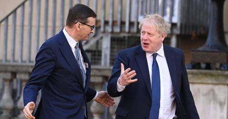Bloomberg: Johnson rozczarowany decyzją Morawieckiego