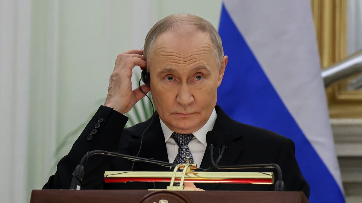 Russian President Putin visits India
epaselect epa12571733 Russian President Vladimir Putin speaks at a joint press statement with Indian Prime Minister Narendra Modi (not seen) after their meeting at Hyderabad House in New Delhi, India, 05 December 2025. Russian President Putin is on a two-day state visit to India and will also be attending the 23rd India-Russia Annual Summit, where several international and regional issues will be on the agenda.  EPA/RAJAT GUPTA 
Dostawca: PAP/EPA.
RAJAT GUPTA
epaselect