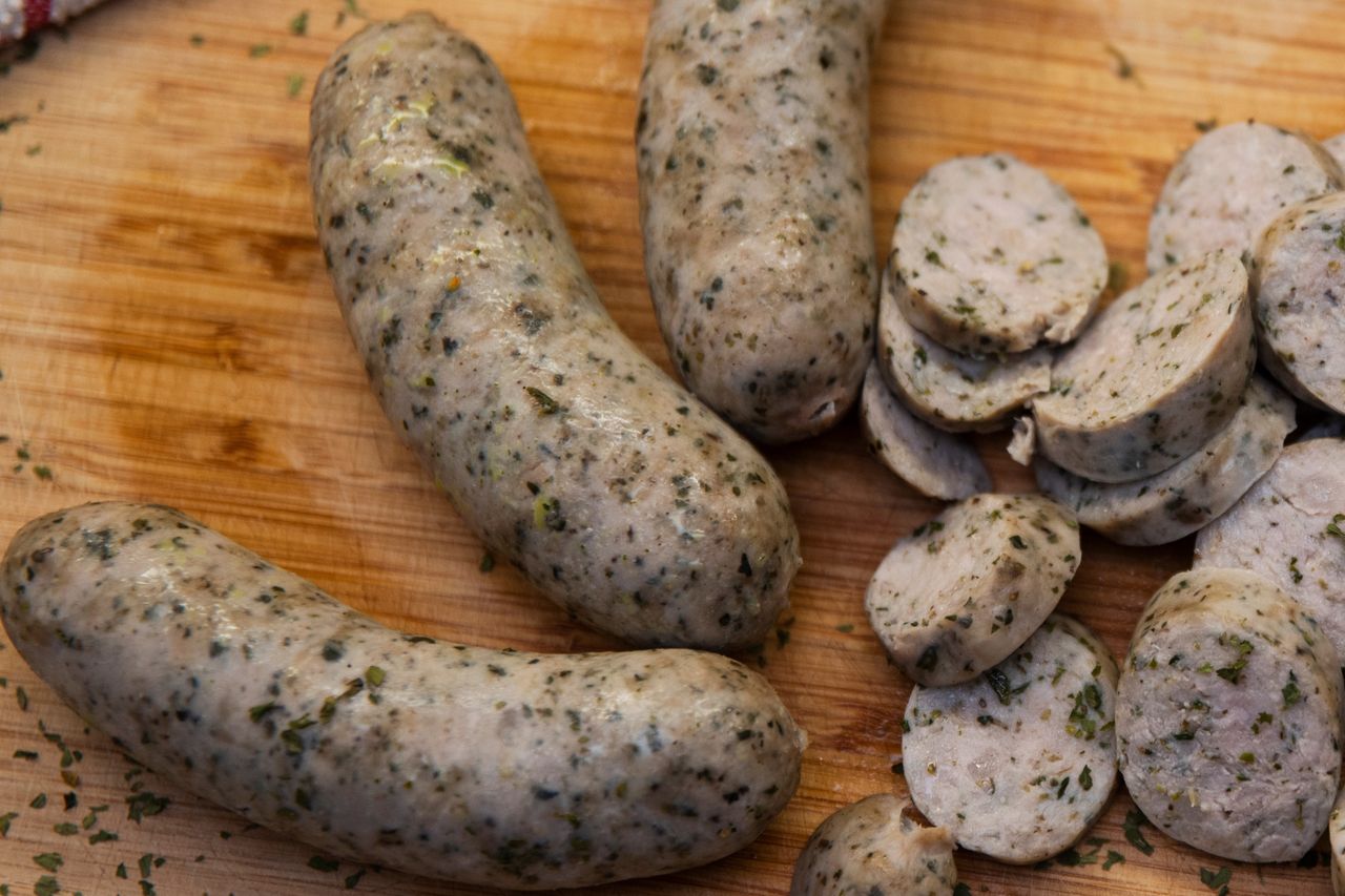 Polacy ją kochają. Skład białej kiełbasy może zaskoczyć