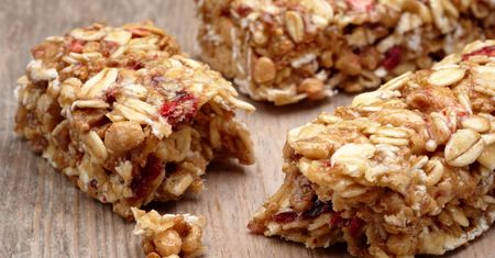 Batoniki muesli z masłem orzechowym, bez polewy (miękkie)