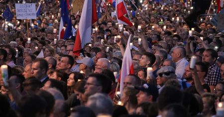 Kolejny dzień protestów pod Pałacem Prezydenckim: Konstytucja i transparenty z napisem "WETO" (ZDJĘCIA)