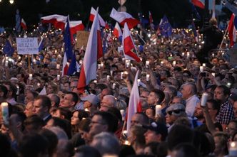 Kolejny dzień protestów pod Pałacem Prezydenckim: Konstytucja i transparenty z napisem "WETO" (ZDJĘCIA)