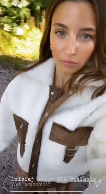 Julia Wieniawa na sesji zdjęciowej pozuje w futerku w upale