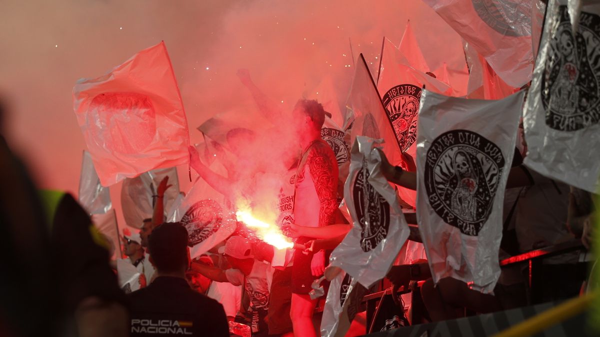 Zdjęcie okładkowe artykułu: PAP/EPA / Jose Manuel Vidal / Kibice Eintrachtu podczas finału LE