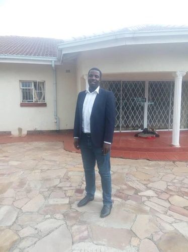 Dickson Choto przed swoim domem w Harare (fot. archiwum prywatne)