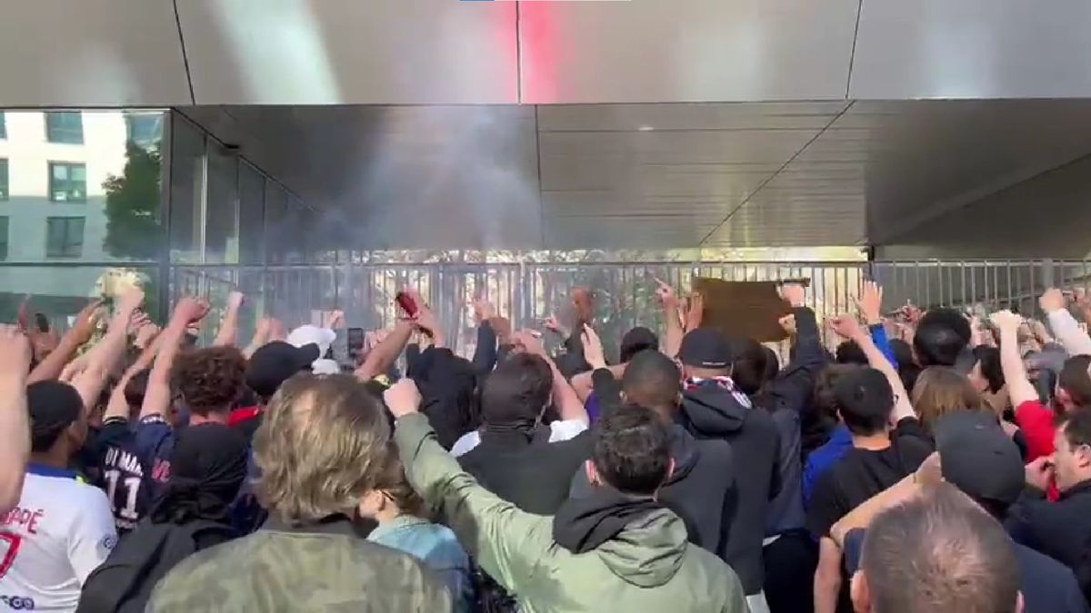 Zdjęcie: Tłum skandujący wyzwiska w stronę Leo Messiego 
