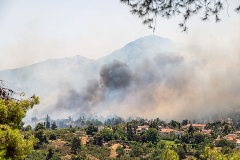 W Grecji wybuchało 50 nowych pożarów dziennie. Widać je z kosmosu
