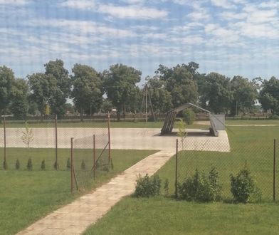Koronawirus. Pod szkołą w Łowiczu rozstawili namiot do przeprowadzania testów na COVID-19