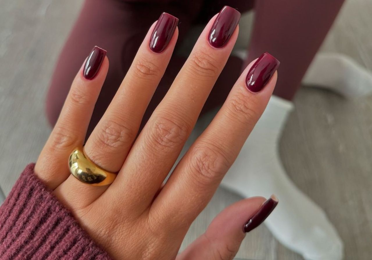 "Dark plum nails" are the trendiest nails for autumn