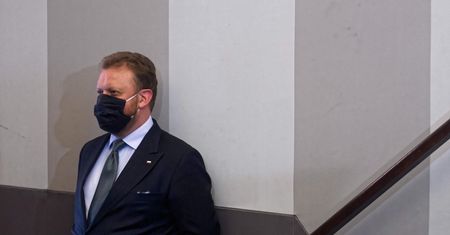 "Coś poszło nie tak". Łukasz Szumowski w szpitalu z koronawirusem. Dobitne komentarze