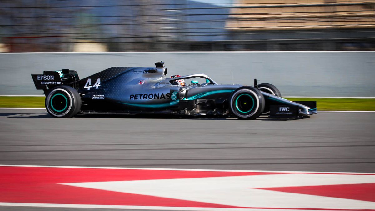 Lewis Hamilton na torze w Barcelonie