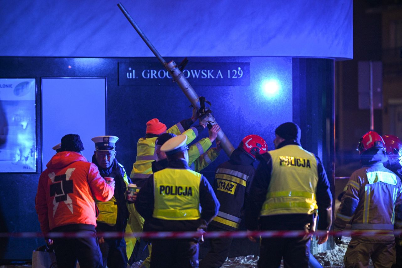 Klęczeli i nagrywali. Wstrząsające kulisy wypadku w Warszawie