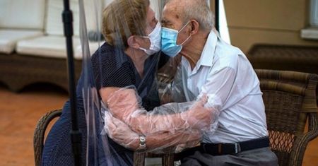 "Pocałunek po 100 dniach izolacji". Rozczulająca fotografia