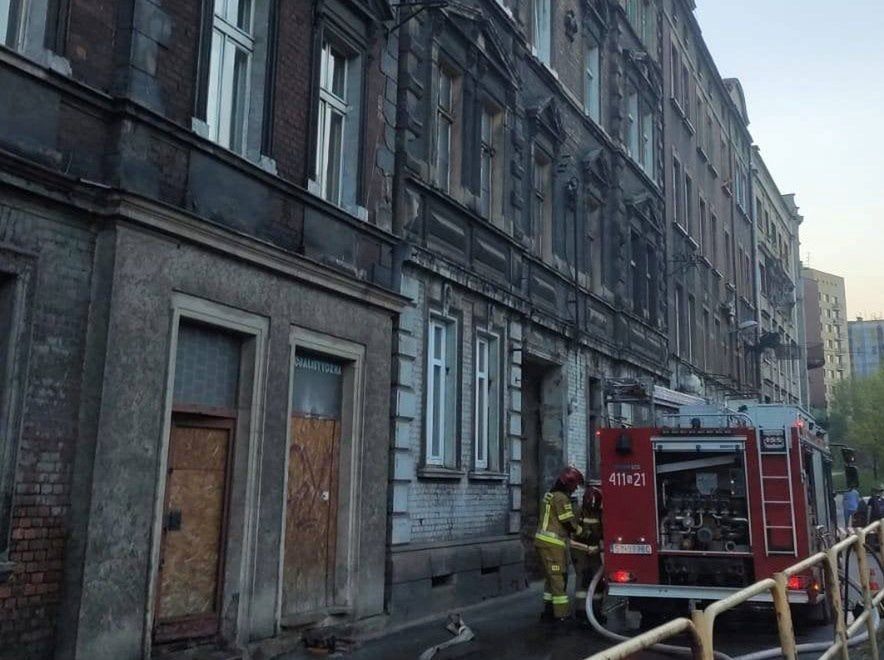 Śląskie. W budynku przy ulicy Witczaka 5 w Bytomiu doszło do pożaru po raz trzeci w tym roku.