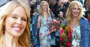 Dziewczęca Kylie Minogue pozdrawia tłum fanów