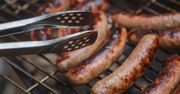 Najgorsza kiełbasa na grilla. Polacy kupują na potęgę i rujnują zdrowie