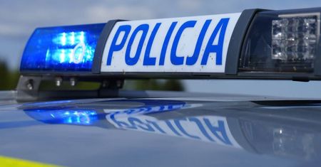 Był nagi i zakrwawiony. 18-latek szedł ulicą. Akcja pod Serockiem