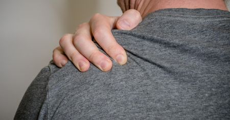 Opuchnięta twarz i ból barku? Tak może objawiać się groźny nowotwór