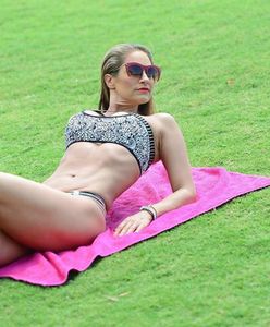 Jennifer Nicole Lee pręży się w bikini na plaży w Miami