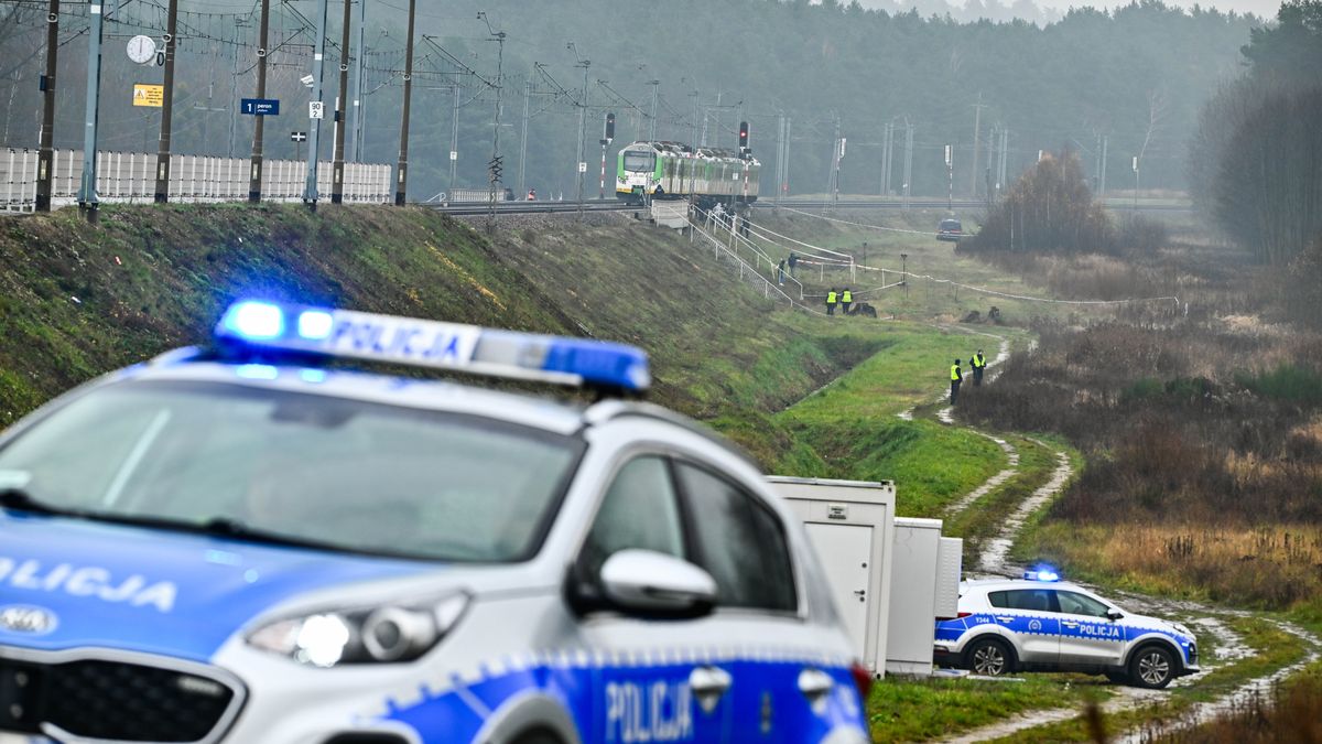 Mika (pow. garwoliński), 17.11.2025. Działania służb przy zniszczonym fragmencie torowiska na trasie Dęblin-Warszawa przy stacji kolejowej w okolicy miejscowości Mika, 17 bm. Premier Donald Tusk ogłosił, że doszło do aktu dywersji; eksplozja ładunku wybuchowego zniszczyła tor kolejowy. (jm) PAP/Przemysław Piątkowski ***Do tego materiału zdjęciowego dostępna jest również depesza w systemie CSI, pt.: Premier: na trasie Warszawa-Lublin (wieś Mika) doszło do aktu dywersji (krótka)***