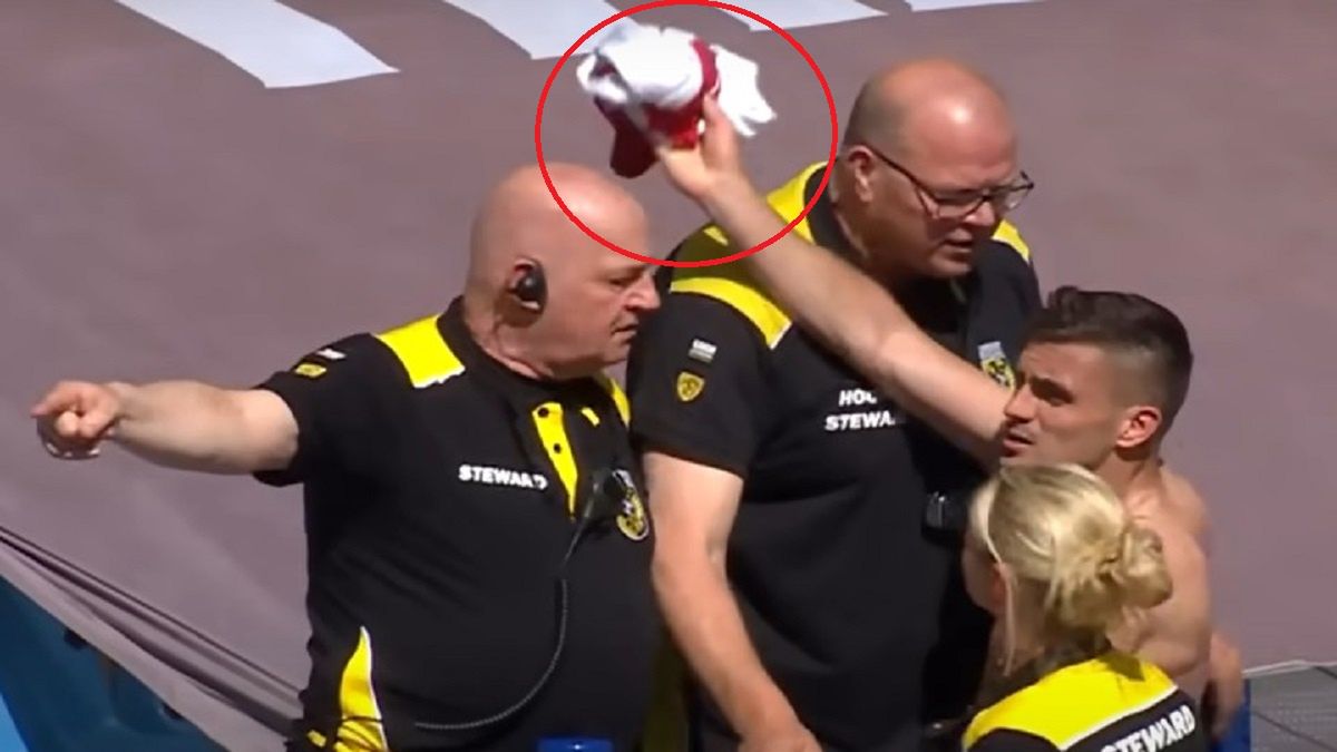 Dusan Tadić w starciu z ochroną w Arnhem