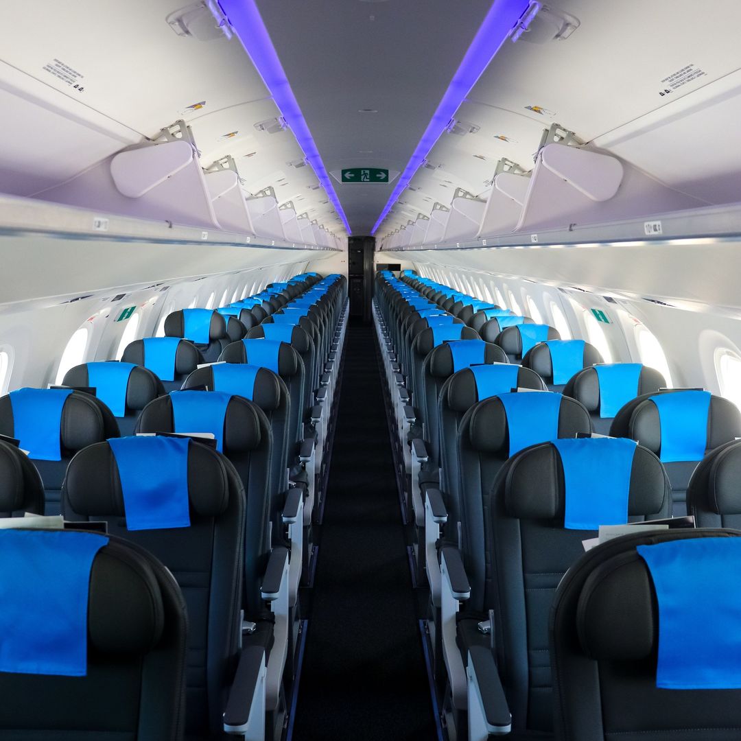Embraer E195-E2 ma układ foteli 2+2. W nowej generacji zastosowano większe schowki bagażowe