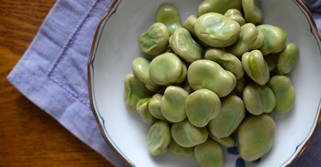 Chrupiąca przekąska ze skórek bobu. Przygotujesz ją błyskawicznie