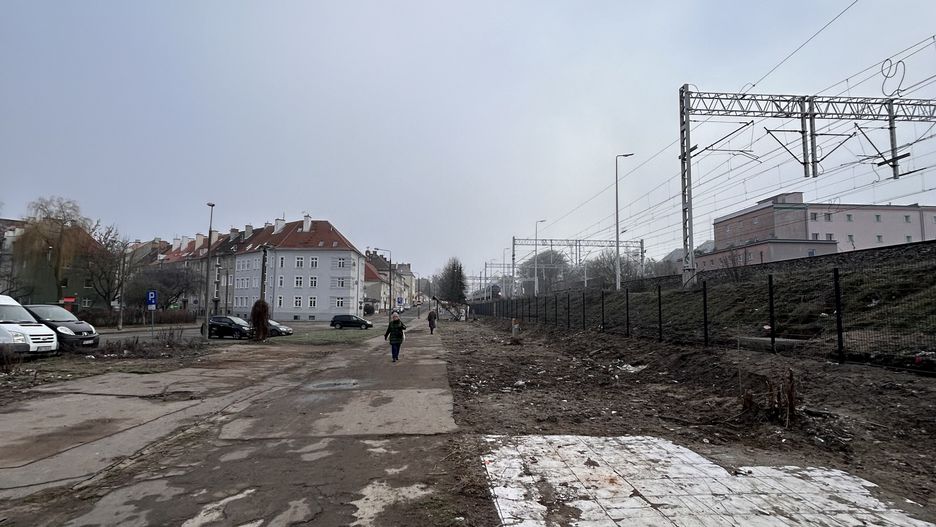 Opustoszałe targowisko przy ul. Kolejowej w Olsztynie 