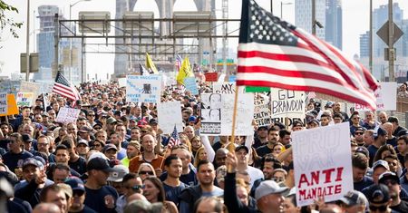Kolejne protesty przeciwko nakazom szczepienia przeciwko COVID w USA.