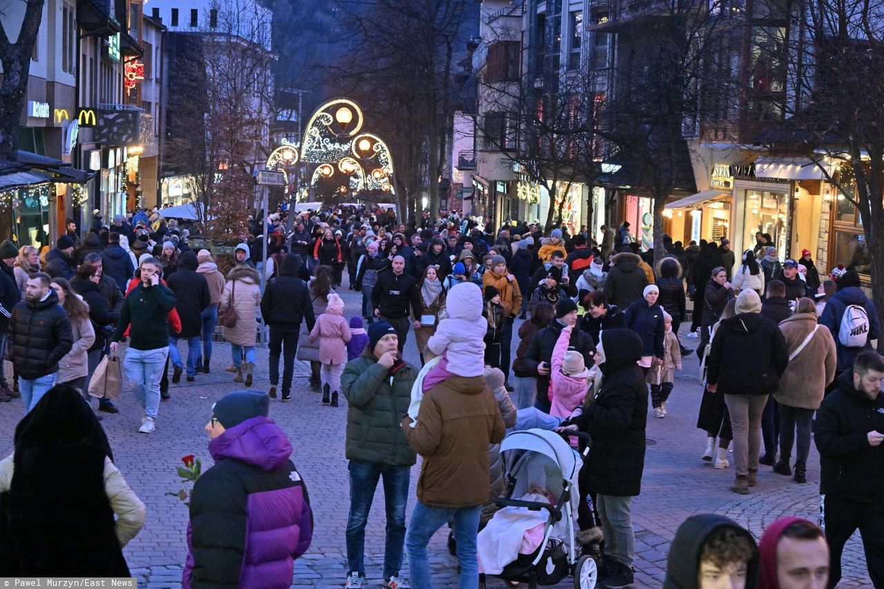 Gigantyczne kolejki do restauracji. Zakopane oblężone przez turystów