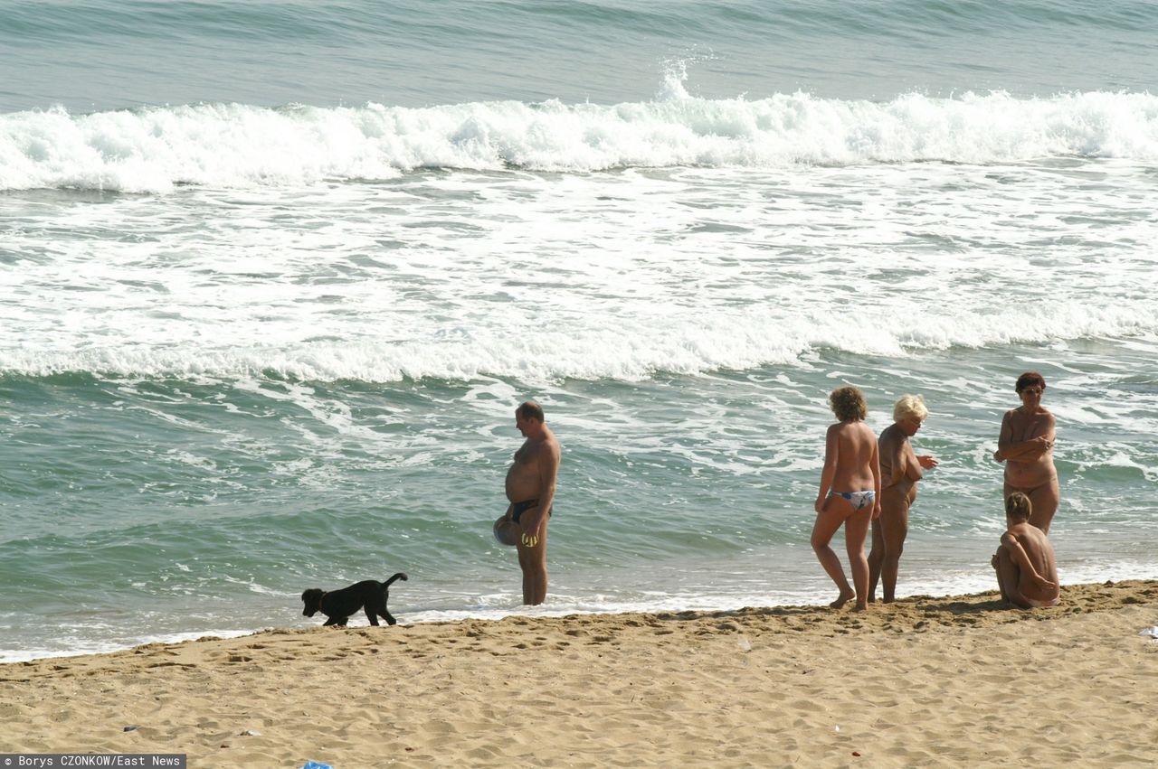 Na plaży nudystów z dzieckiem: nagie ciało to nic złego