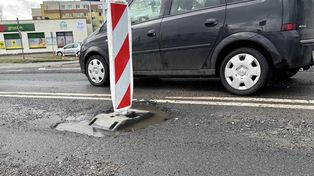 Odszkodowanie za dziurę w drodze. Od kogo dochodzić roszczeń?