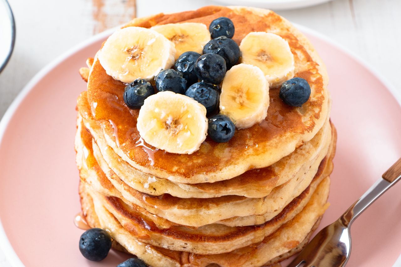 Biorę jajka, mąkę i kilka składników. Po 10 minutach mam cały talerz puszystych placków