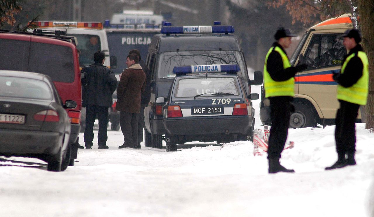 Policjanci na drodze do miejsca strzelaniny w Magdalence