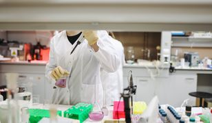 Koronawirus. Internauci przekazują sobie sposoby, jak "oszukać" test. Lekarze ostrzegają