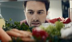 Słomiany wdowiec uczy się gotować w reklamie sprzętu Amica