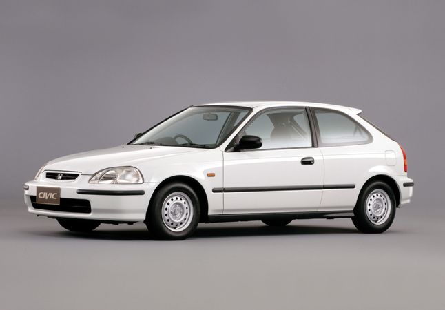 ...w Japonii powstaje klasyczny 3-drzwiowy hatchback, sedan oraz coupe