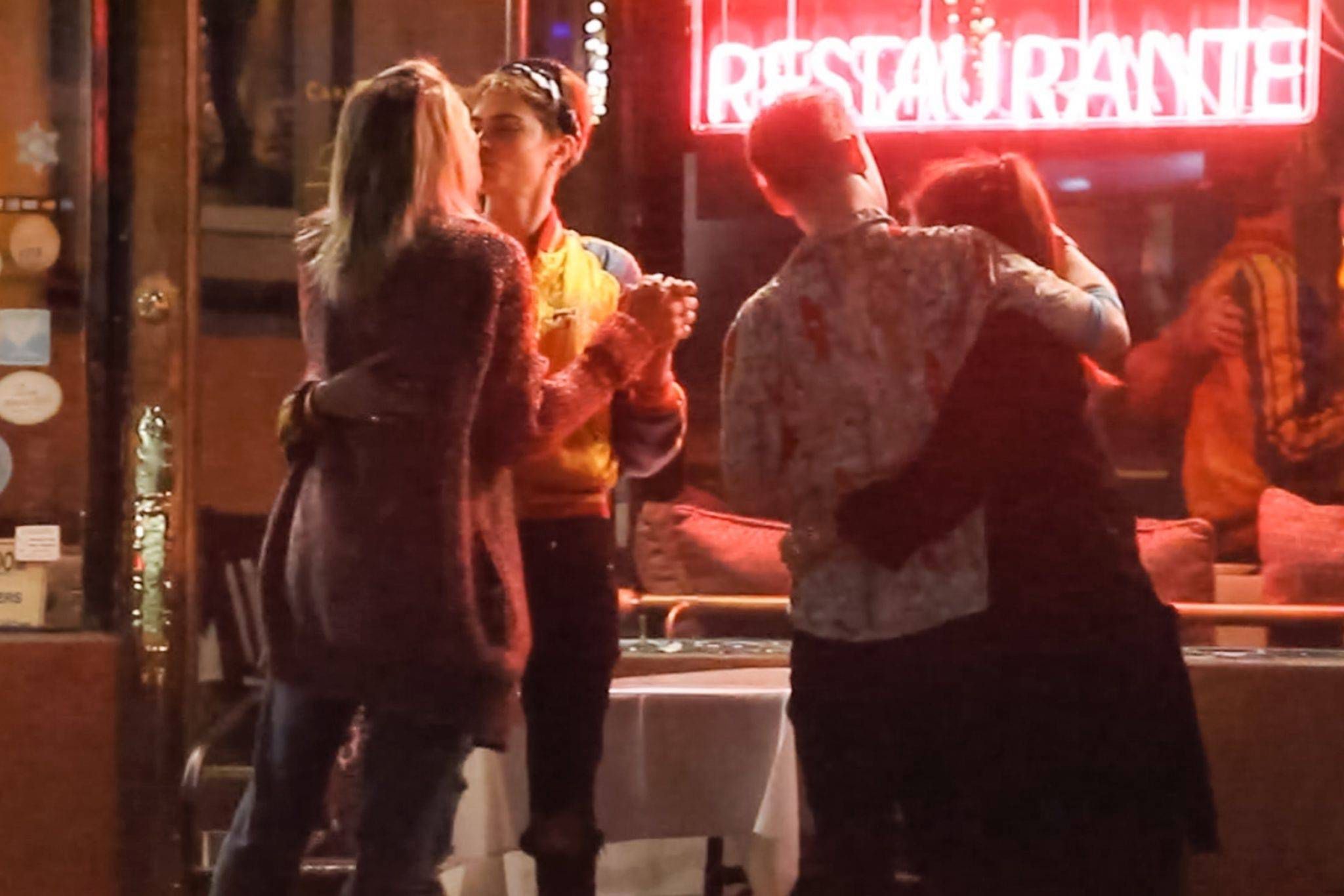 Cara Delevingne i Paris Jackson Kiss całowały się na ulicy. Towarzyszyli im Macaulay Culkin i Brenda Song (BACKGRID/FORUM)