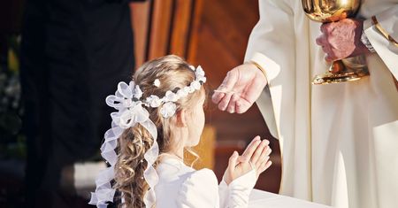 Komunie 2022. Jaki kupić prezent i ile włożyć do koperty?