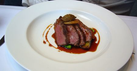 Pieczona polędwica jagnięca (samo mięso, II klasa mięsa)