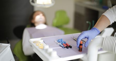 Po leczeniu u dentysty nie mogła gryźć ani mówić. Lekarz nie poniósł odpowiedzialności