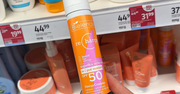 SPF z Rossmanna poniżej 50 zł. Pokazała polecane produkty