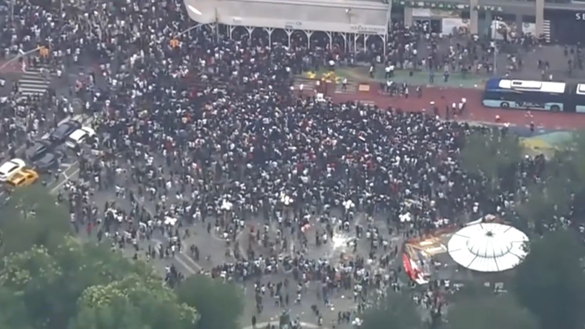 Streamer obiecał darmowe PS5. Zamieszki zamieniły miasto w piekło