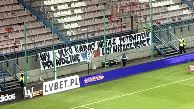 Transparent wywieszony przez kibiców Wisły Kraków podczas meczu z Lechią Gdańsk